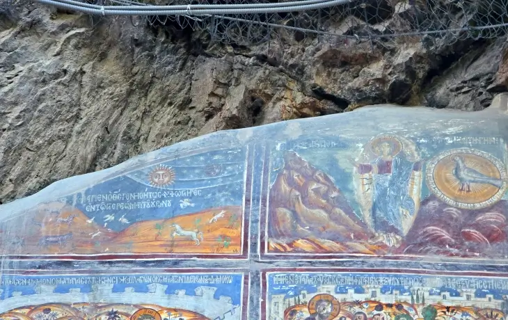 Trabzon Sümela Manastırı dış cephe fresklerinde Yaratılış’ın 3. ve 4. sahneleri; hayvanların yaratılışı ve Tanrı’nın gelişi ikonografik sahneler halinde betimlenmiş.